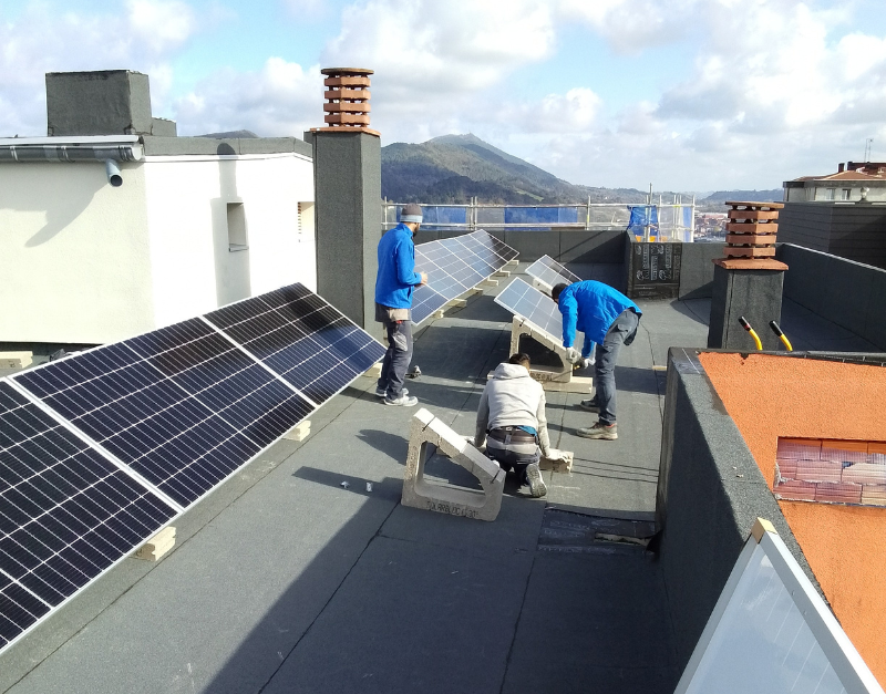 instalación paneles solares en edificio de Donostia