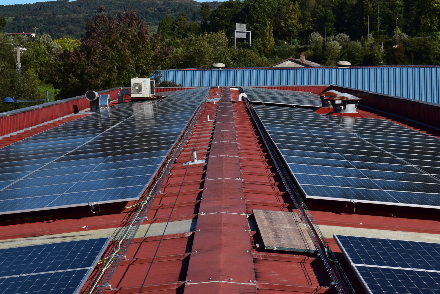 Empresas y particulares instalan paneles solares con Zuaznabar